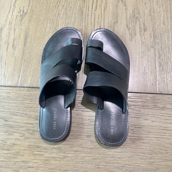 Free People Toe Ring Sandals Size EU 37 / U.S. 6.5-7 Black - Picture 4 of 9